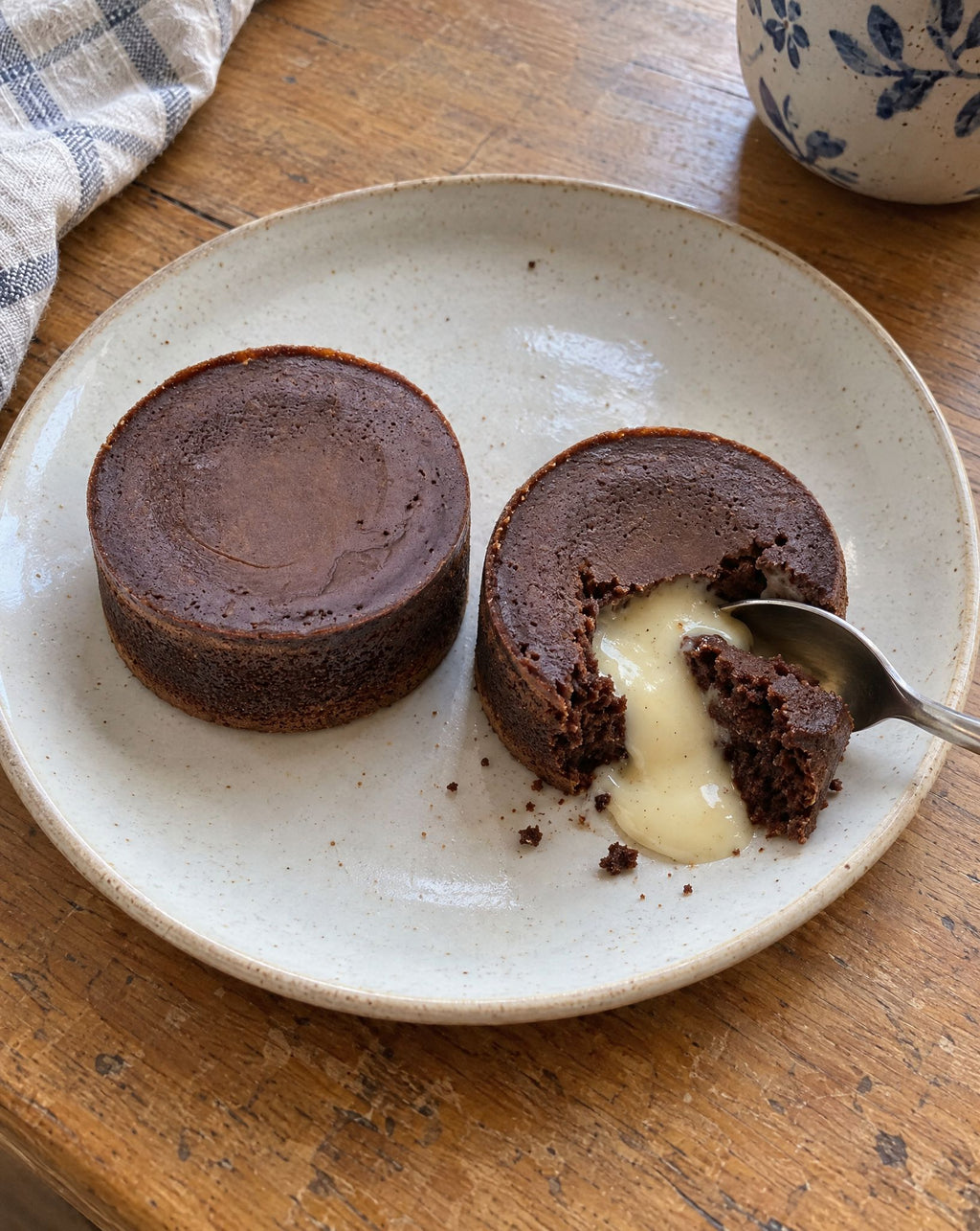 Lava cake with vanilla cream heart at home