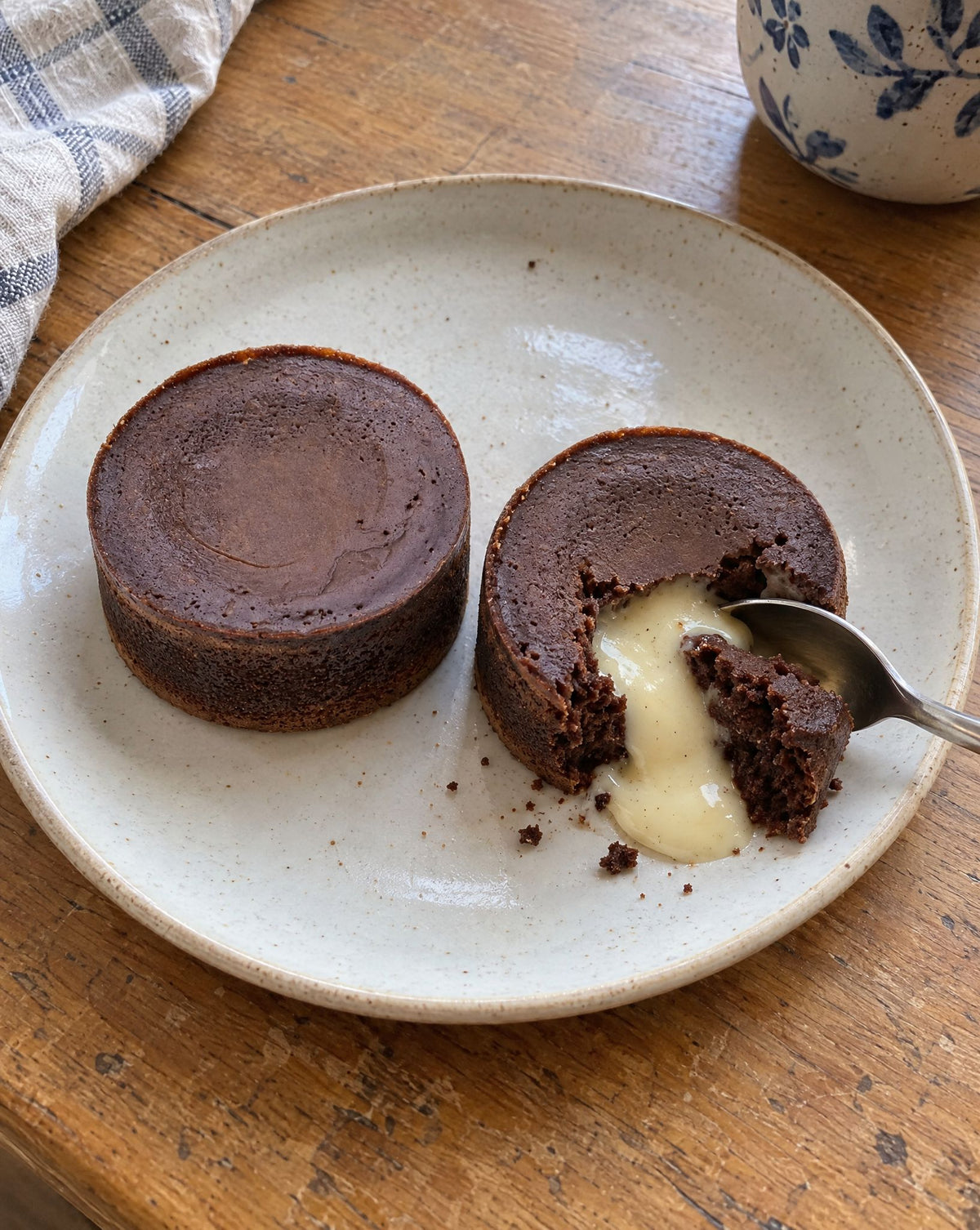 Lava cake with vanilla cream heart at home