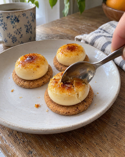 Spoon cracking a creme brulee petit four
